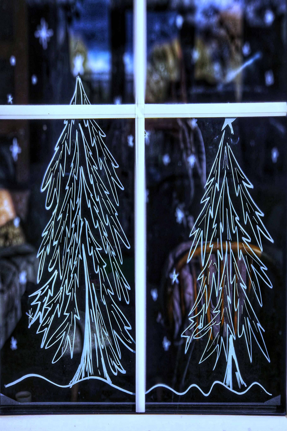 How to Decorate Your Windows for Christmas with Chalk Pens