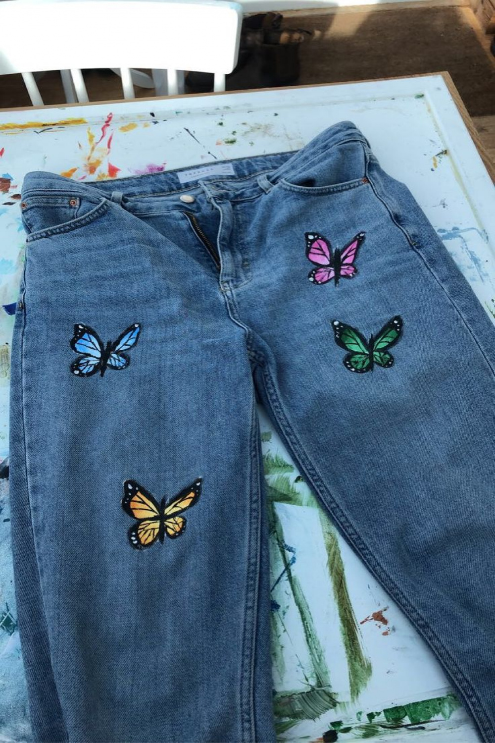 Butterfly jeans  Painted jeans, Painted clothes, Painted clothes diy