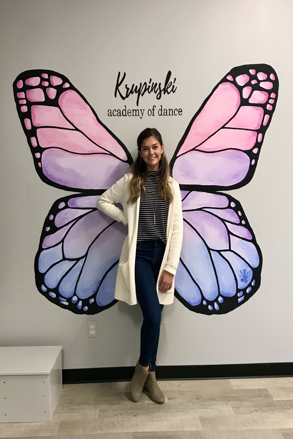 Butterfly Wing Wall Mural  Simple wall paintings, Butterfly wing