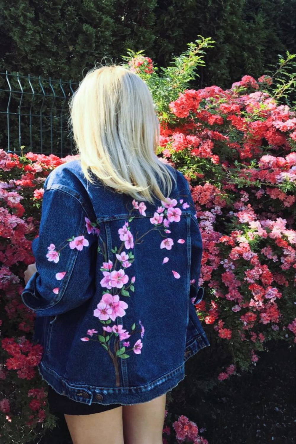 Flower on clothes, flower in jeans jacket  Denim jacket diy paint