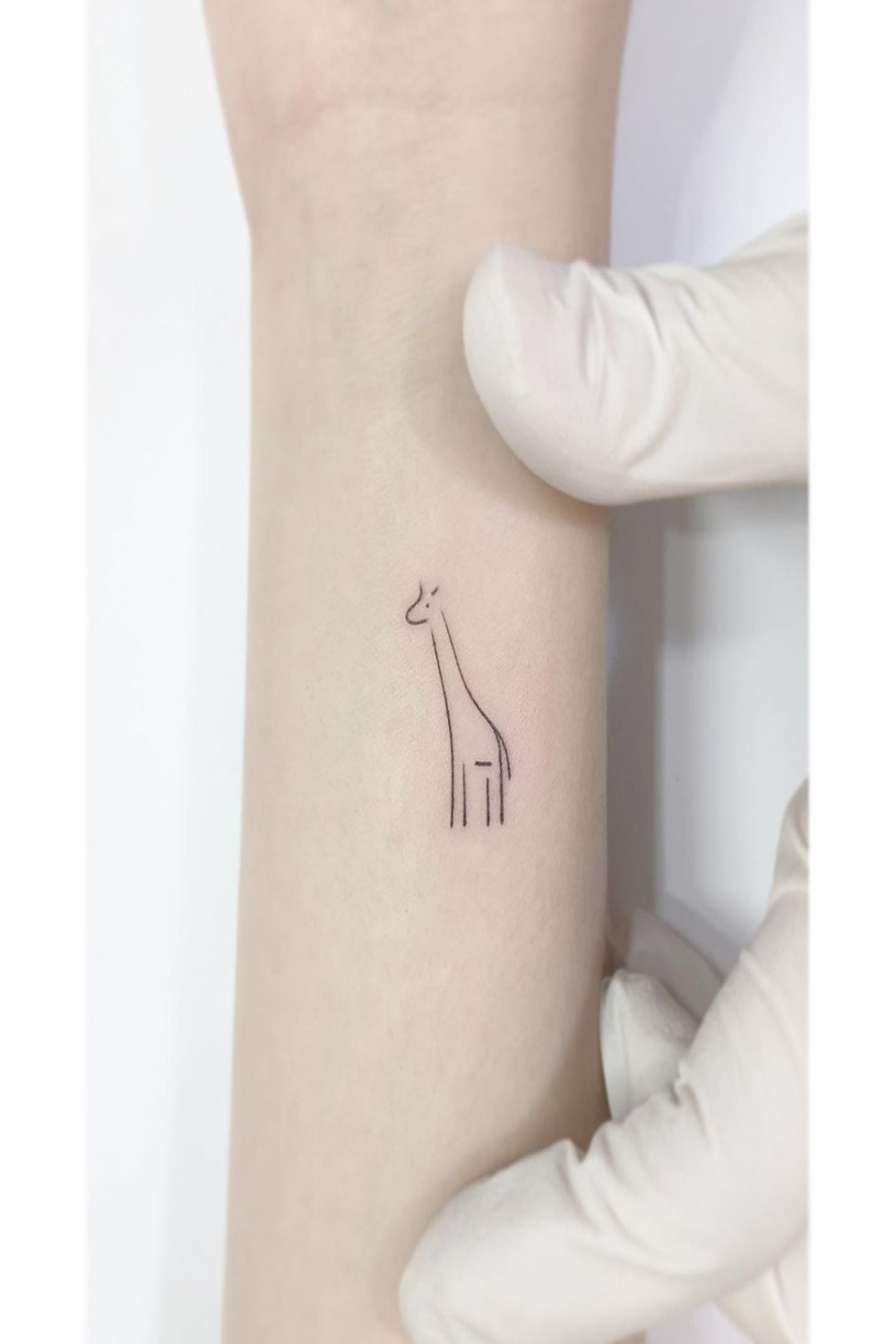 giraffe line tattoo  Tatuajes de jirafa, Tatuaje pequeño de