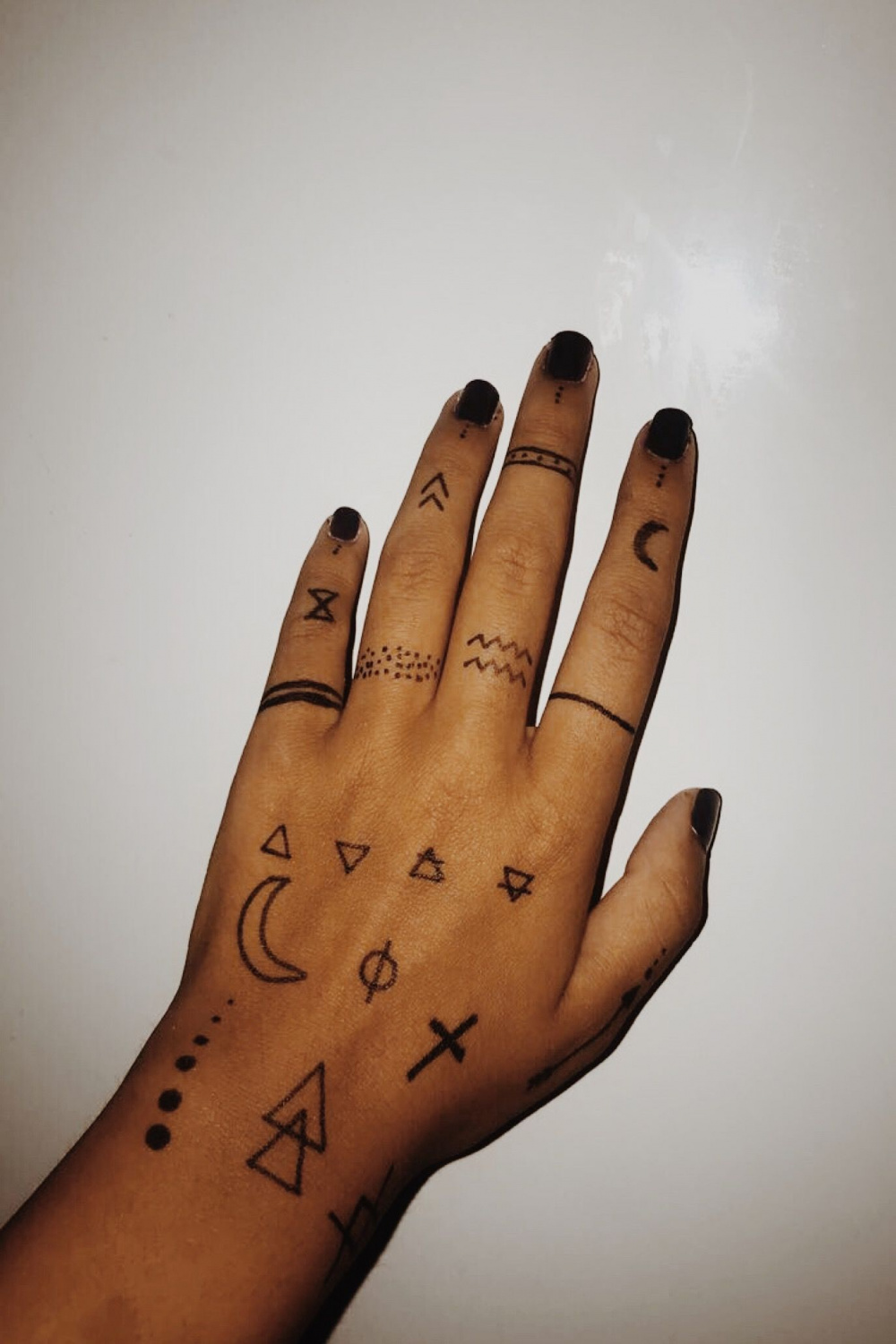 Little drawings on the hand  Small tattoos, Doodle tattoo, Hand